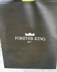 开云体育app-詹姆斯中国行展览馆免费赠送黑色帆布袋及海报