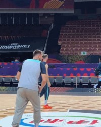 开云电子-父子关系融洽！东契奇训练中隔扣自己父亲，并与父亲嬉戏打闹