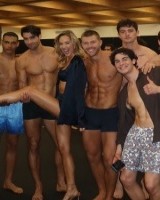 开云登录入口地址-佩莱两眼一黑瓦尔加晒后台照，与10个肌肉男模亲密合影